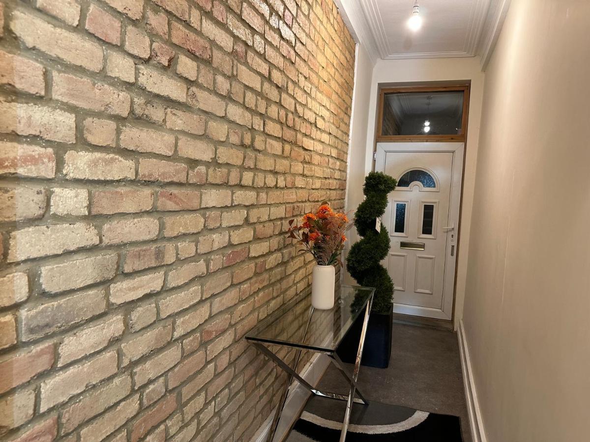North London A Spacious 7 Bedroom House Accommodating Up To 18 People Complete With Own Gym And Table Tennis Kültér fotó