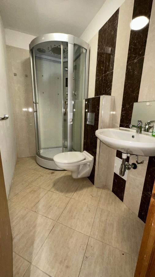 North London A Spacious 7 Bedroom House Accommodating Up To 18 People Complete With Own Gym And Table Tennis Kültér fotó