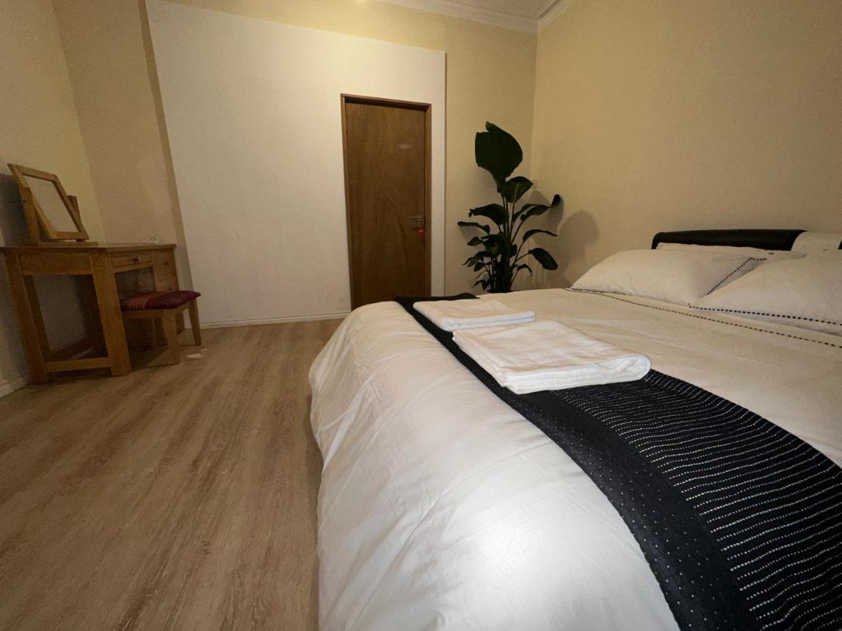 North London A Spacious 7 Bedroom House Accommodating Up To 18 People Complete With Own Gym And Table Tennis Kültér fotó
