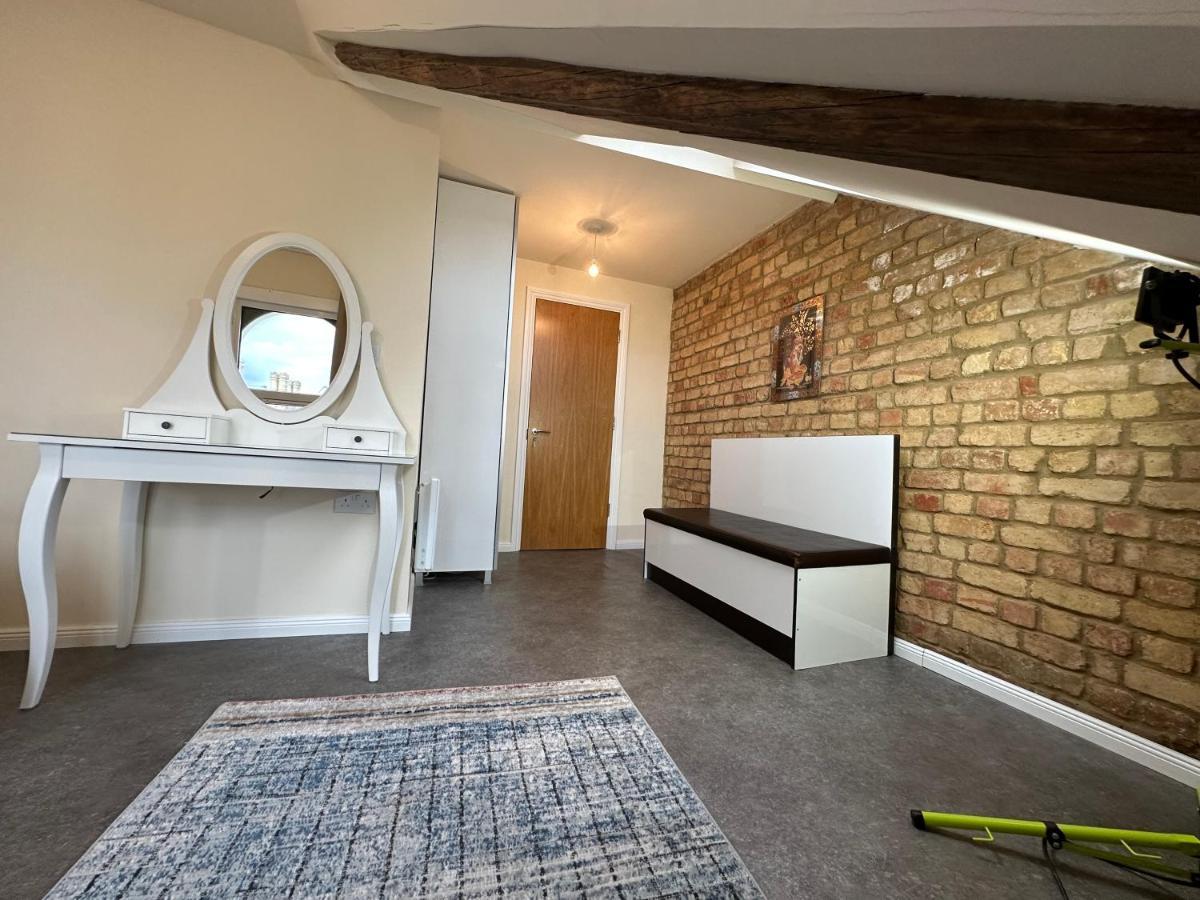 North London A Spacious 7 Bedroom House Accommodating Up To 18 People Complete With Own Gym And Table Tennis Kültér fotó