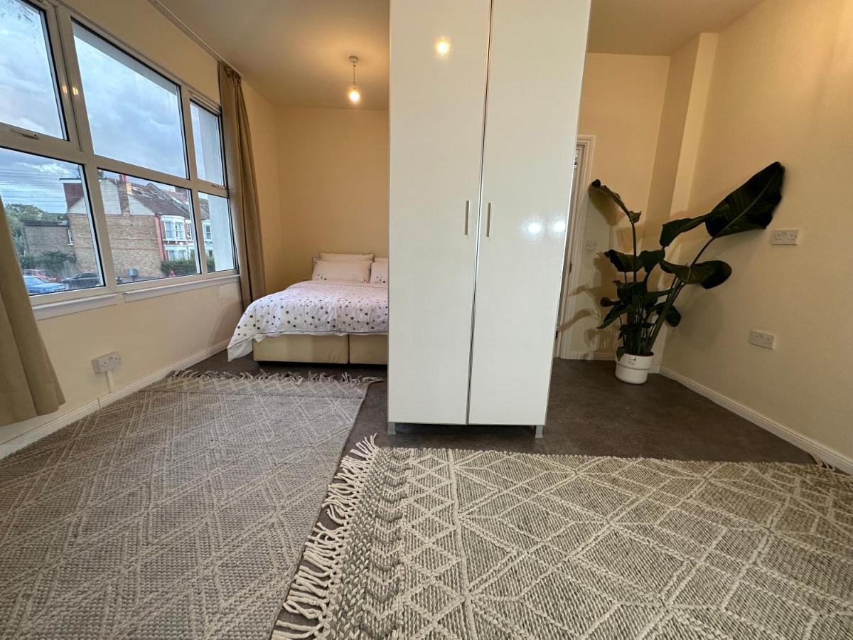 North London A Spacious 7 Bedroom House Accommodating Up To 18 People Complete With Own Gym And Table Tennis Kültér fotó