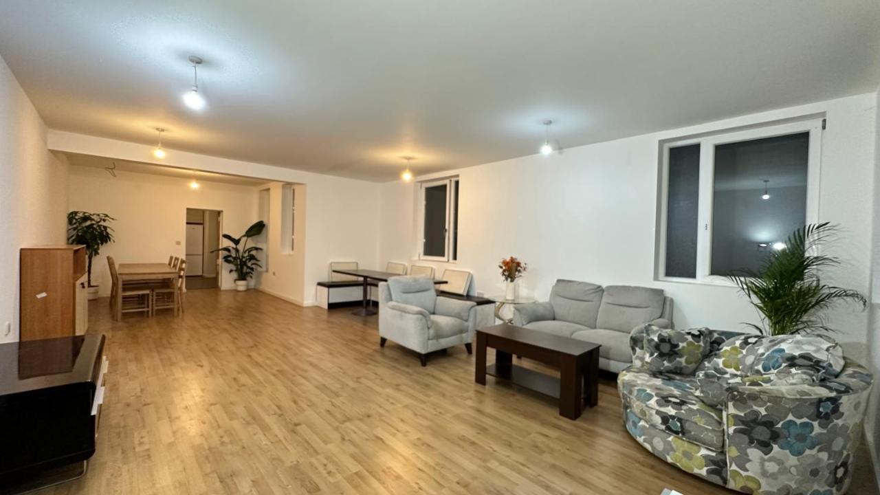 North London A Spacious 7 Bedroom House Accommodating Up To 18 People Complete With Own Gym And Table Tennis Kültér fotó