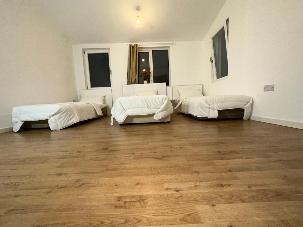 North London A Spacious 7 Bedroom House Accommodating Up To 18 People Complete With Own Gym And Table Tennis Kültér fotó