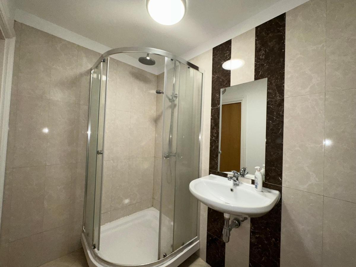North London A Spacious 7 Bedroom House Accommodating Up To 18 People Complete With Own Gym And Table Tennis Kültér fotó