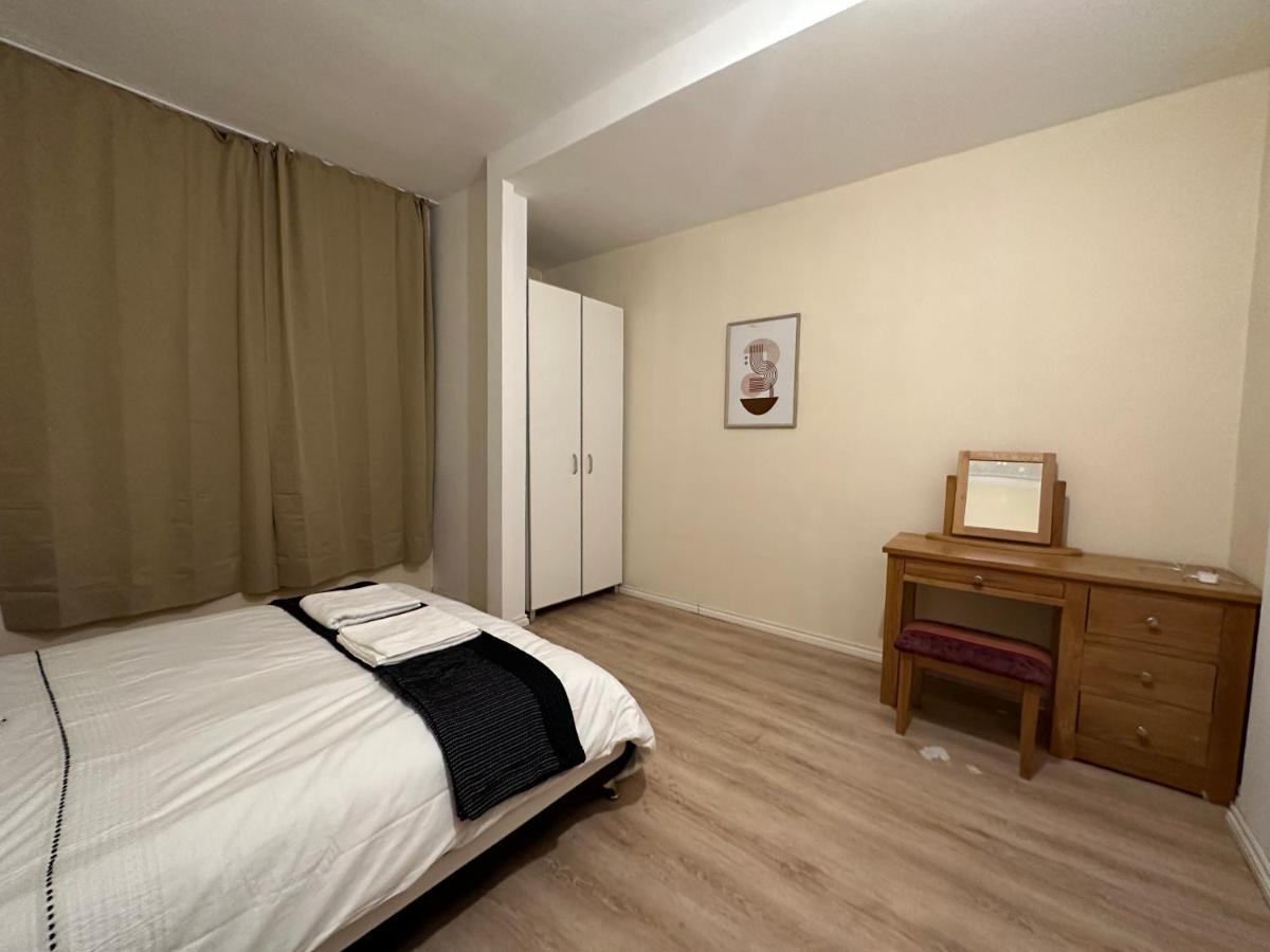North London A Spacious 7 Bedroom House Accommodating Up To 18 People Complete With Own Gym And Table Tennis Kültér fotó