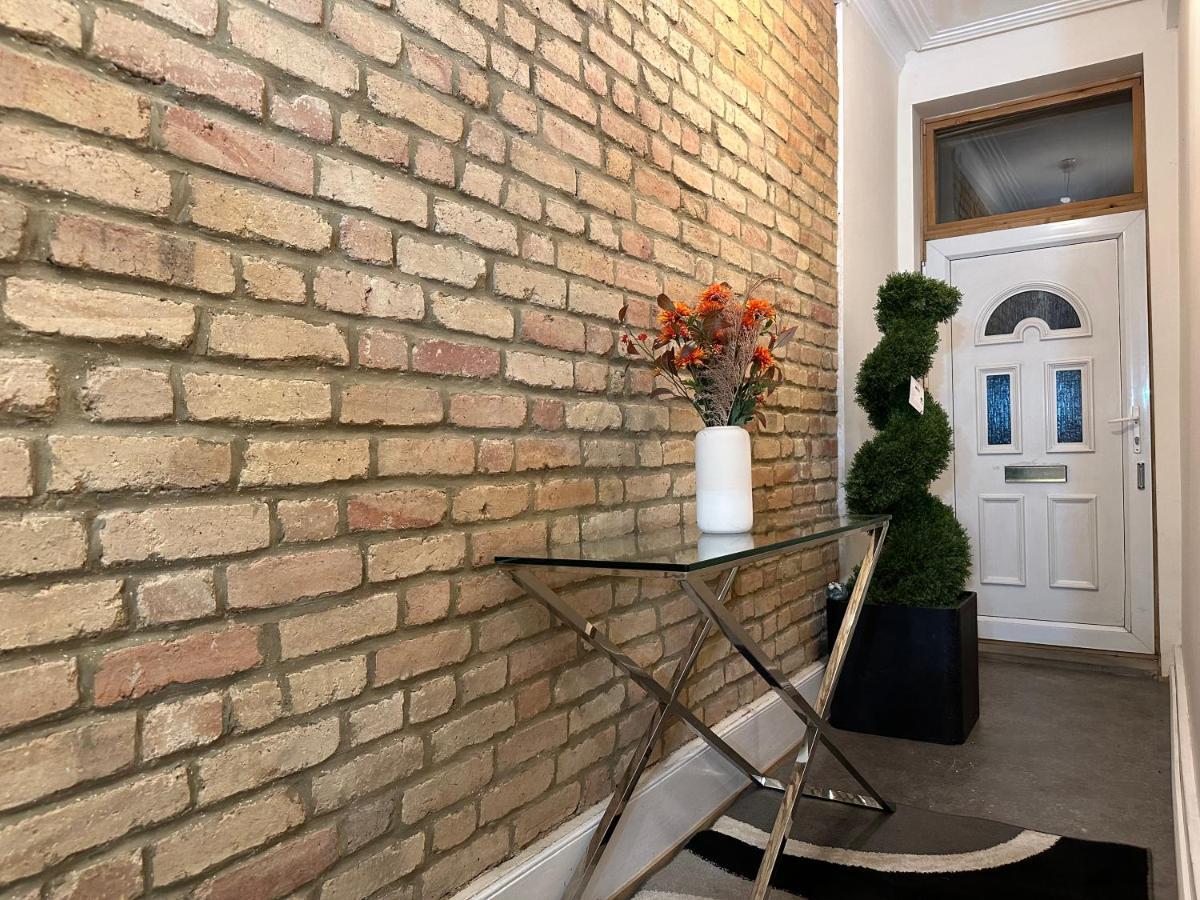 North London A Spacious 7 Bedroom House Accommodating Up To 18 People Complete With Own Gym And Table Tennis Kültér fotó