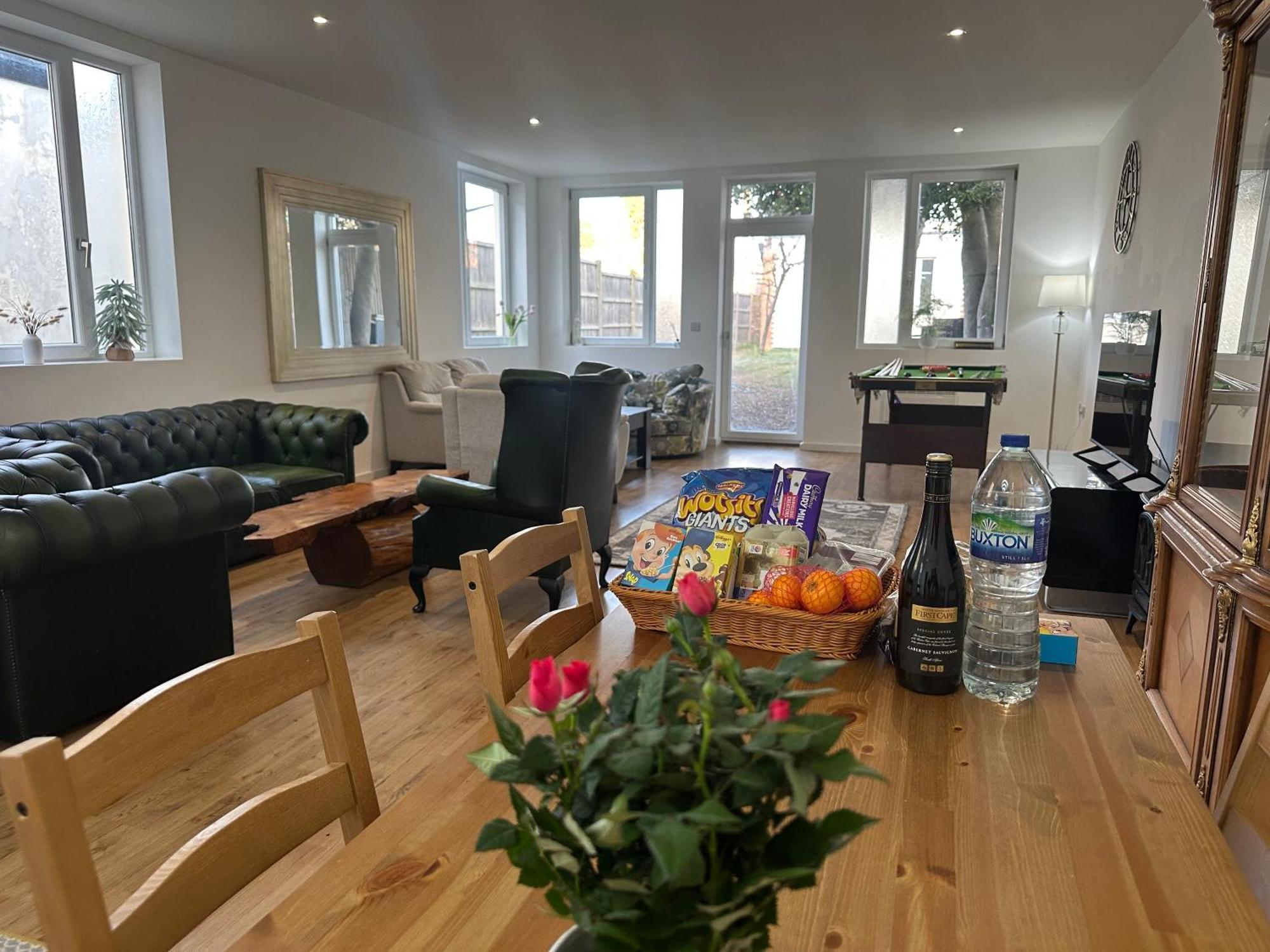 North London A Spacious 7 Bedroom House Accommodating Up To 18 People Complete With Own Gym And Table Tennis Kültér fotó